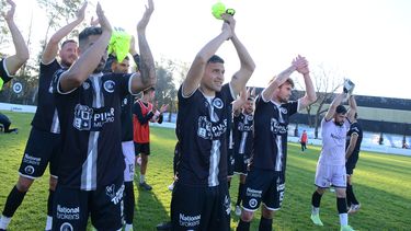 FELICIDAD. Fittaioli, Hernández, Gualtieri y Giroldi encabezan los saludos a los hinchas de Real Pilar, tras la victoria en el Barraza.