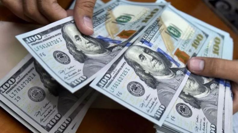 El d&oacute;lar blue trep&oacute; a los $1.030 este martes 23 de abril, lo que representa una suba de $5 respecto a la cifra con la que abri&oacute; el 2024.