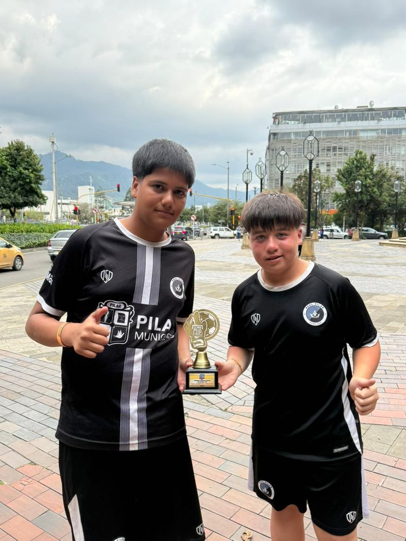 ARQUEROS. Francesco Ordoñez y Jeremías Rojas recibieron el trofeo por la valla menos vencida del campeonato.