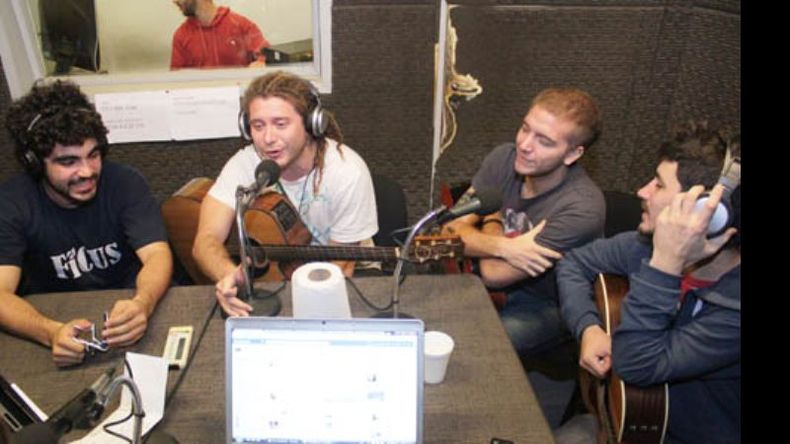 Todo Aparenta Normal fue la primera banda invitada a los acústicos de Rokc&Girl, el programa que difunde a las bandas locales y que va todos los miércoles de 20 a 22 por FM Plaza..