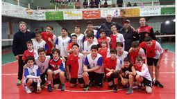 FUTURO. Los Mini de Muni posan con el ex Selección, Marcelo Gigante..
