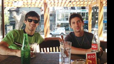 Matías Rossi almorzando con un amigo, ayer, antes de partir a Mar de Ajó..