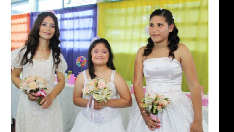 Anahí, Daiana y Celeste, durante el festejo de sus cumples en la escuela..