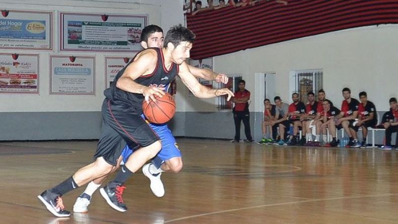 ROMPIENDO Gutiérrez arma la ofensiva derquina; Maxi terminó con 17 puntos..