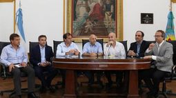 Suárez, Mestre, Garro, Ducoté, Larreta, Corral y Valenzuela, en el encuentro de intendentes..