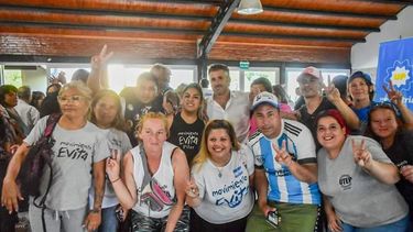 COMPAÑEROS. Achával junto a militantes del Movimiento Evita. &nbsp;