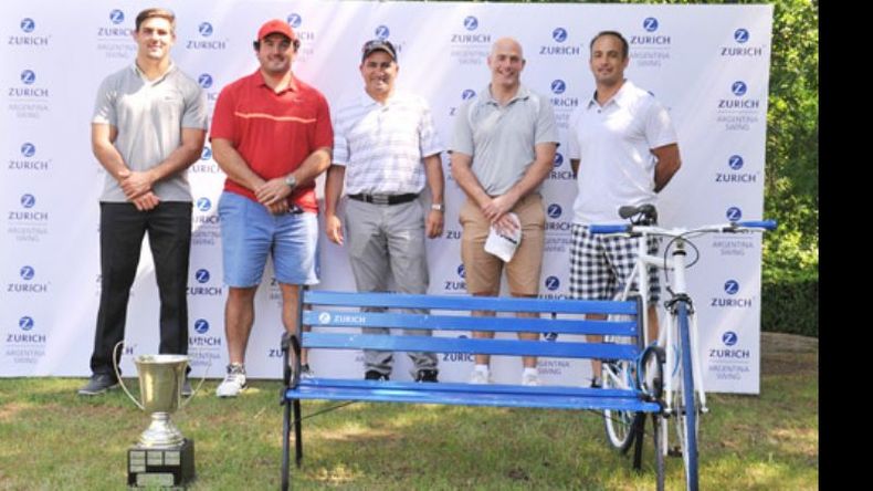 GOLF SOLIDARIO. La 8ª edición del Zurich Challenge, organizado por Ángel Cabrera con fines solidarios, se disputó en Martindale. Además de los destacados golfistas contó con la participación de deportistas de otras disciplinas. En la foto podemos ver a Pablo Matera, Germán Lauro, Beto Acosta, Felipe Contepomi y Juan de la Cruz Fernández Miranda..