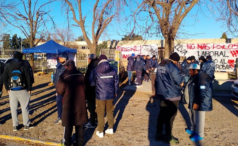 Trabajadores de ILVA manifestándose en el Parque Industrial Pilar.