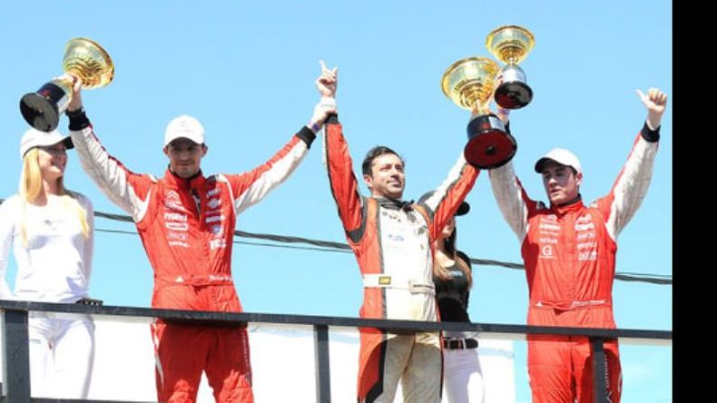 Matías Rossi acompaña en el podio al ganador Pablo Piumetto y Diego Mungi..
