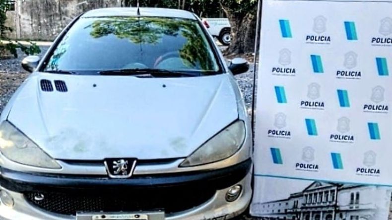 La mujer escapó a bordo de un Peugeot 206 y fue interceptada a los 200 metros. .