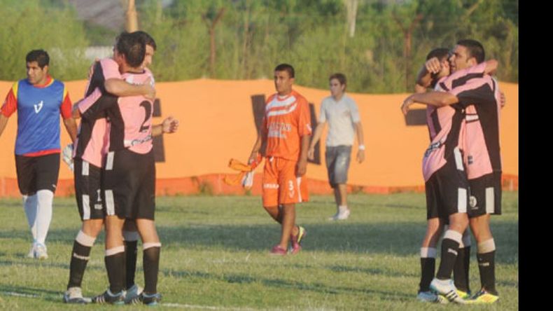 (FOTO: Heva.) Abrazos por doquier. Los jugadores de Fénix festejan un triunfo que vale oro. Se ilusionan con el ascenso..