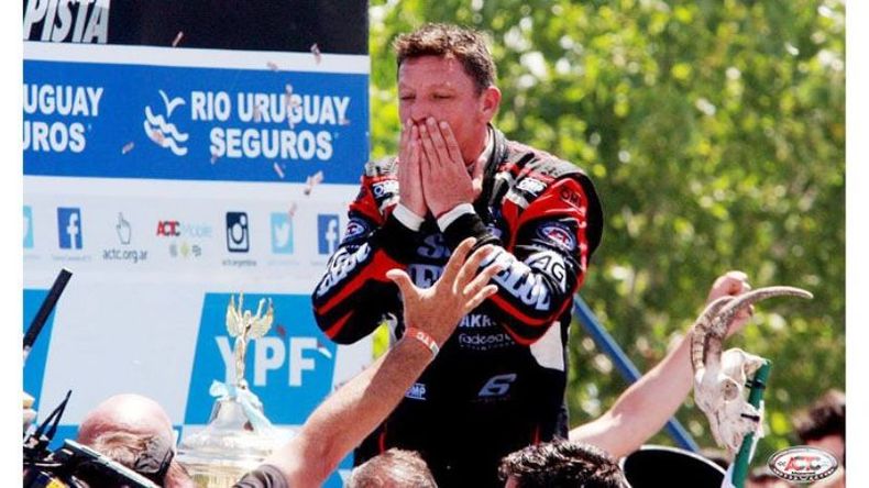 Ortelli se entera del cambio en la posición de Rossi y festeja su séptimo título en Turismo Carretera. El piloto de Salto llegó 2º y se benefició por el retraso del delvisense, que marchaba 4º..