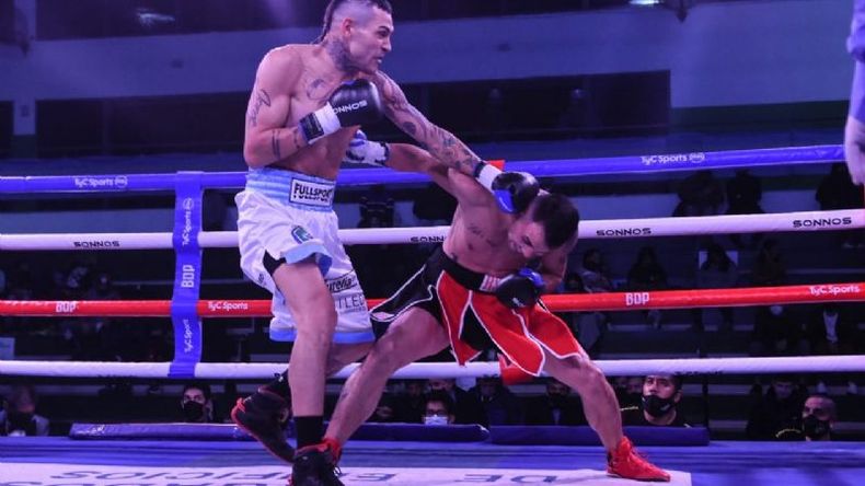 Yoel ganó por nocaut técnico. Fotos: Boxeo de Primera (TyC Sports)..