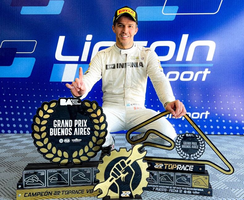 Matías Rossi con los trofeos cosechados en el Gran Prix.