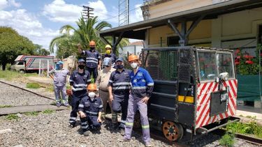 Los Amigos del Ferrocarril Urquiza construyeron una zorra para recorrer vías no operables. .