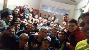 CON VENTAJA. Los jugadores de Real UOM festejan en el vestuario.