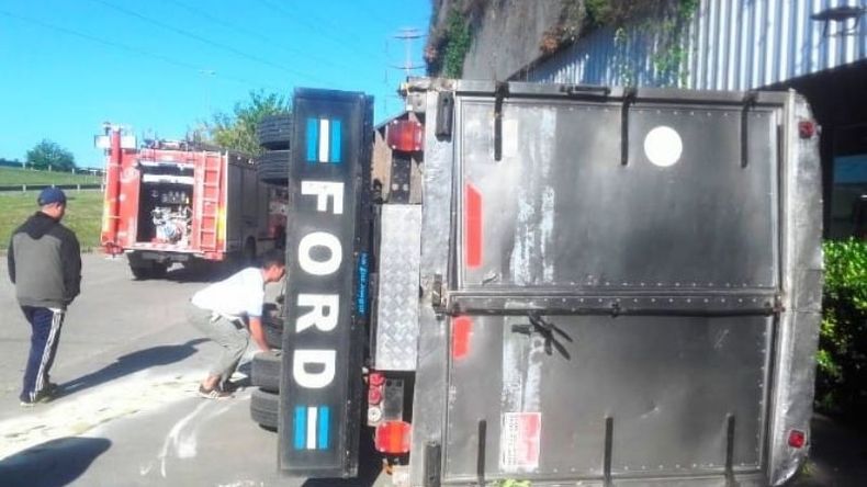 CERQUITA. El camión quedó volcando a metros de un local comercial. .