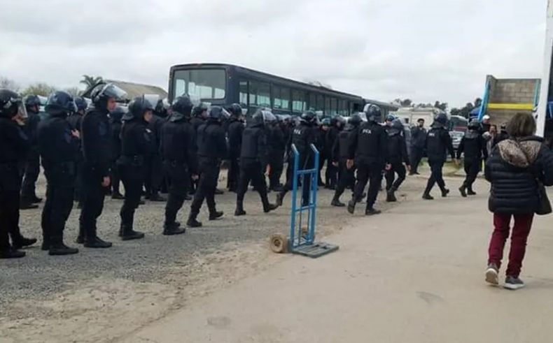 Más de 100 agentes de la Policía Federal irrumpieron en la Feria Boliviana de Escobar.