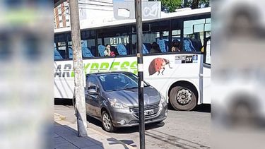 El jueves, este auto estuvo estacionado sobre la rampa de discapacitados. Un colectivo de la línea 57 estuvo 10 minutos cruzando. Fue un caos. Fabio. .