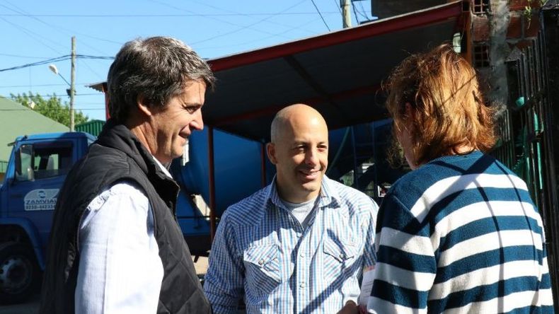 El ministro de Hacienda, Prat-Gay, y el intendente de Pilar, Ducoté, esta mañana en el barrio Peruzzotti..