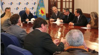 ACUERDO. El convenio compromete al municipio y a las cámaras comerciales. .