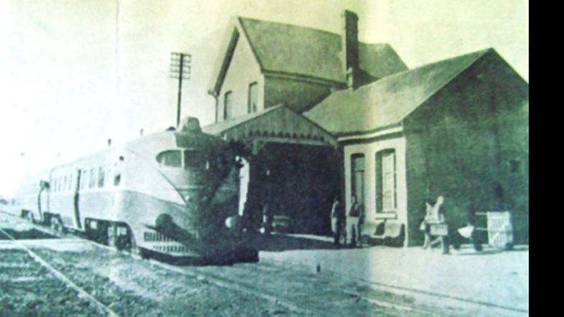 Estación de Zelaya, con una vieja locomotora..