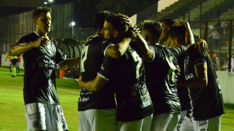 Todos los abrazos para Crego, que acaba de marcar el segundo. Foto: Fredy Caballero.