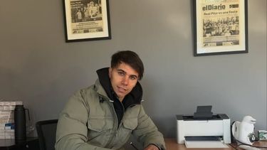 PEGA LA VUELTA. Martin firmó el contrato este martes en Comunidad Deportiva. PEGA LA VUELTA. Martin firmó el contrato este martes en Comunidad Deportiva.