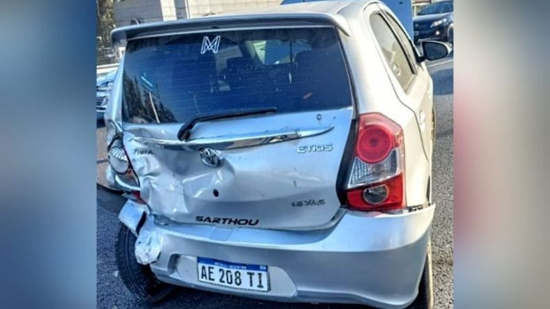 El automóvil fue impactado por una camioneta. Foto @pilaradiario.