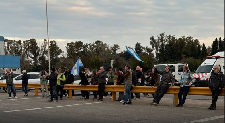 Los vecinos se reunieron en el peaje Larena este domingo.