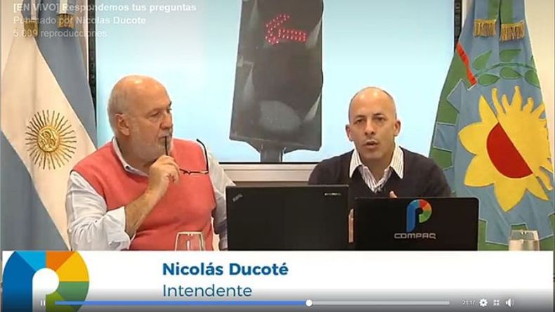 ESCENARIO. Ducoté compartió la charla con Guillermo Iglesias..
