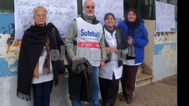 Cánepa y docentes frente a la sede local de la Dirección General de Escuelas..