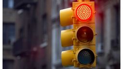Casi $20 mil por violar la luz roja