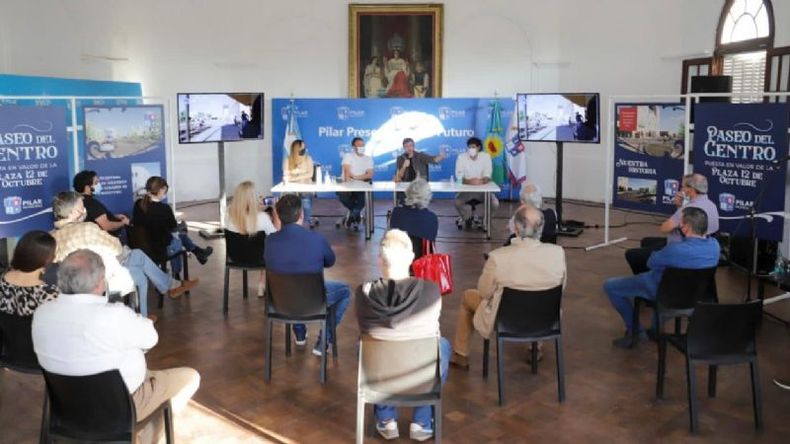 PRESENTACIÓN. Achával dio a conocer el proyecto ante vecinos y comerciantes. .