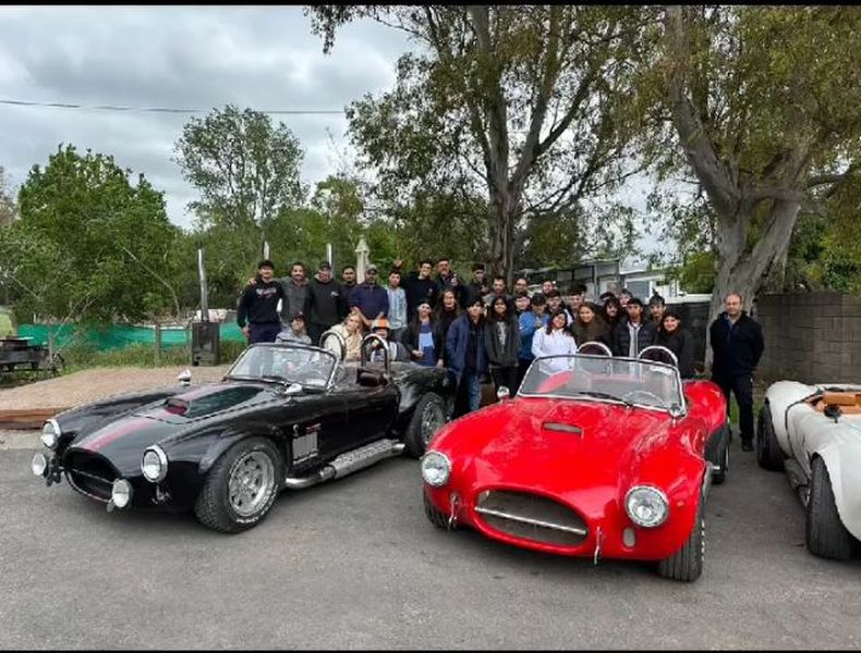 COBRA. Los alumnos de Derqui junto a algunos de los vehículos.