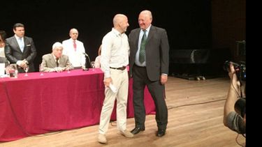 Ducoté recibe su diploma en La Plata..