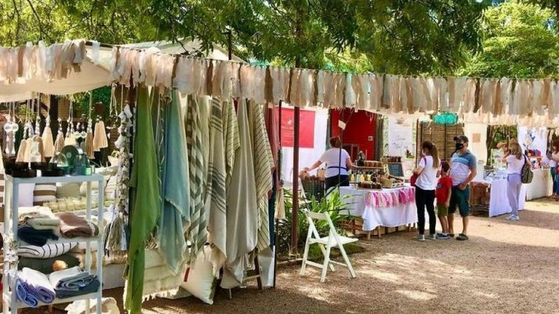 La feria de emprendedores de La Aldea ya es un clásico en lo que a paseos de compras se refiere. .