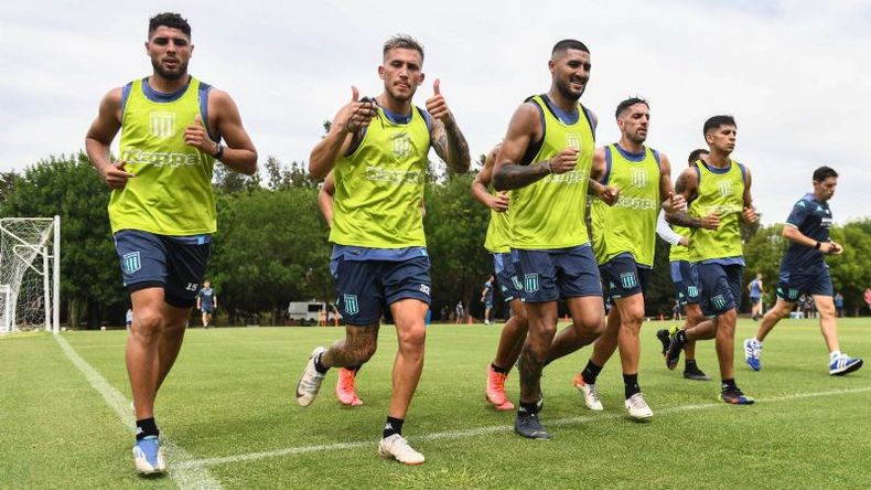 AL TROTE. Jugadores de Racing entrenando en las canchas de Mapuche..