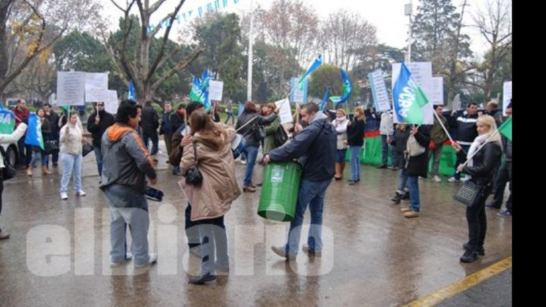 Los docentes de UDOCBA reclamaron frente al Municipio contra la medida de Scioli..