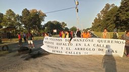 PIQUETE. Los vecinos aseguran que el delegado los dejó “plantados”..