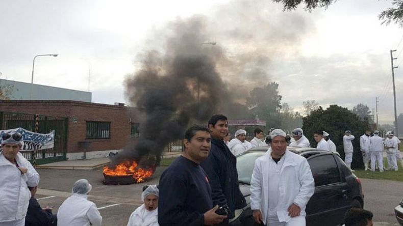 QUEMA. La protesta, ayer, frente a la planta de Campo Austral..