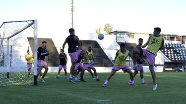PELOTA. El plantel de Real Pilar llevó adelante su última práctica en el Barraza.