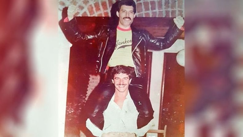 Petracca, con Freddie Mercury subido en andas..