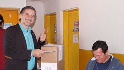 SOBRE. Walter Roldán votó en la Escuela 19 de Irízar..