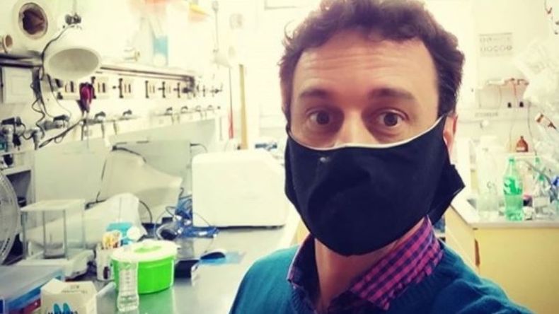 El científico Paulo Maffía, quien investiga alternativas para luchar contra el Covid, feliz en su vuelta al laboratorio, su lugar en el mundo. Ya volveremos todos, a darle vida..