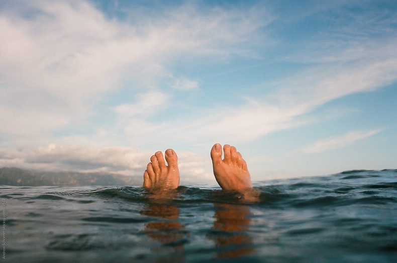 Son muchos los beneficios de la inmersión en el agua del mar. (stocksy.com)..png