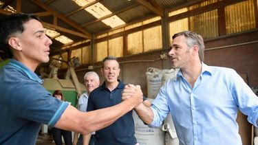 SALUDO. Achával, durante la recorrida a una de las empresas que visitó el interior bonaerense.