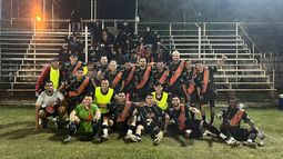 CARNAVAL. Los jugadores de Zelaya felices tras ganar bajo la lluvia en Zárate. CARNAVAL. Los jugadores de Zelaya felices tras ganar bajo la lluvia en Zárate.