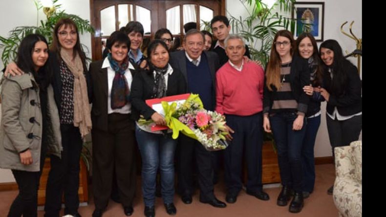 Graciela Sopracace, homenajeada por Zúccaro con un ramo de flores..