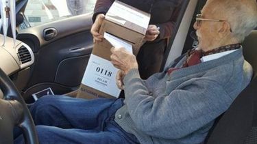 PARA VOTAR NO HAY EDAD. Así lo demostró Mario Martínez, un histórico peronista pilarense, que no quiso perderse la oportunidad de dar una muestra de ciudadanía, yendo a votar a pesar de su edad. Gentilmente, la urna se le acercó a su auto para que no tuviera que moverse, pero bien vale destacar el ejemplo de una persona que, a pesar de estar eximida de votar, decidió hacerlo igual. .